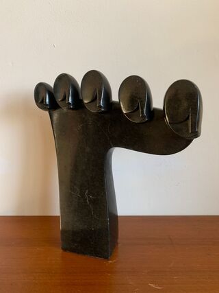 Modern abstract sculptuur van zwarte steen  gesigneerd M. NYAMAPE